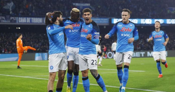 Napoli chạm một tay vào chức vô địch chỉ sau khi thắng đối thủ quan trọng